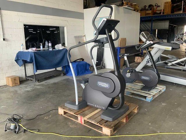 Technogym excite+ step 700 visioweb stepper - afbeelding 3 van  5