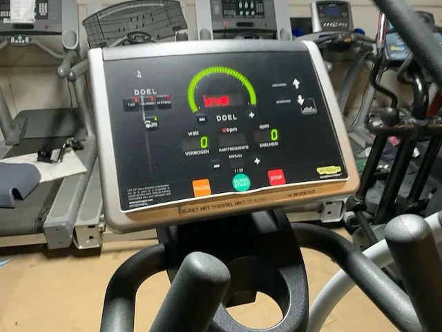Technogym excite+ synchro 500 led crosstrainer - afbeelding 1 van  8