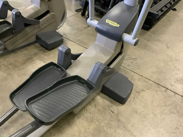 Technogym excite synchro 500 led crosstrainer - afbeelding 4 van  6