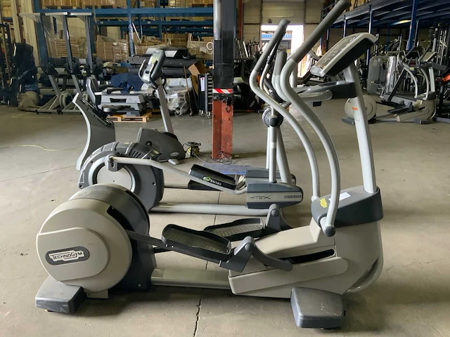 Technogym excite synchro 500 led crosstrainer - afbeelding 1 van  5