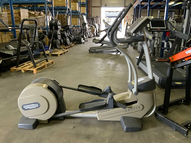 Technogym excite synchro 500 led crosstrainer - afbeelding 1 van  5