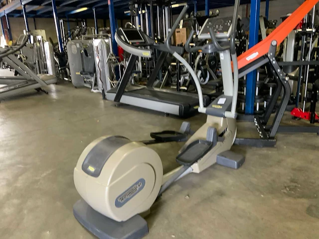 Technogym excite synchro 500 led crosstrainer - afbeelding 3 van  5