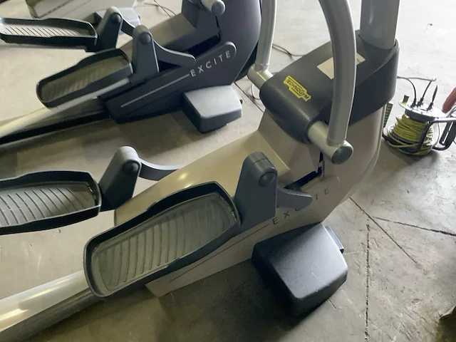 Technogym excite synchro 500 led crosstrainer - afbeelding 2 van  6