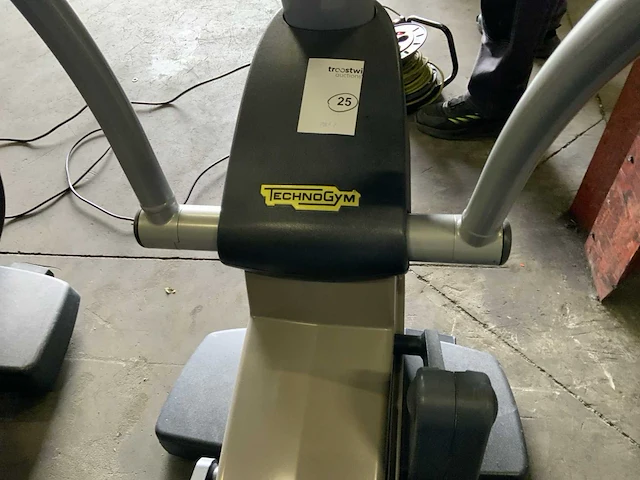 Technogym excite synchro 500 led crosstrainer - afbeelding 3 van  6