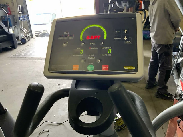 Technogym excite synchro 500 led crosstrainer - afbeelding 4 van  6
