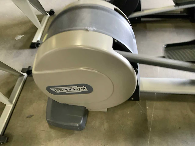Technogym excite synchro 500 led crosstrainer - afbeelding 5 van  6