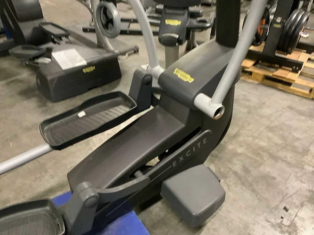 Technogym excite synchro 500 led crosstrainer - afbeelding 2 van  5