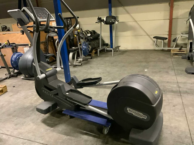 Technogym excite synchro 500 led crosstrainer - afbeelding 4 van  5