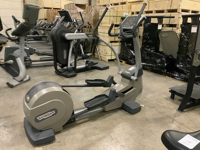 Technogym excite synchro 500 led crosstrainer - afbeelding 1 van  6