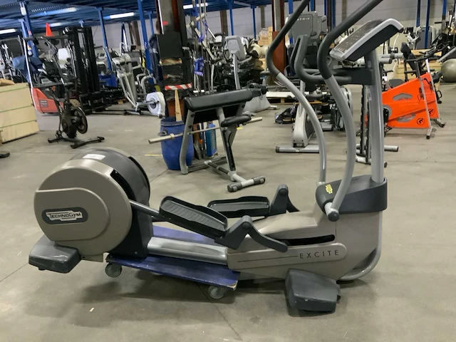 Technogym excite synchro 500 led crosstrainer - afbeelding 1 van  6