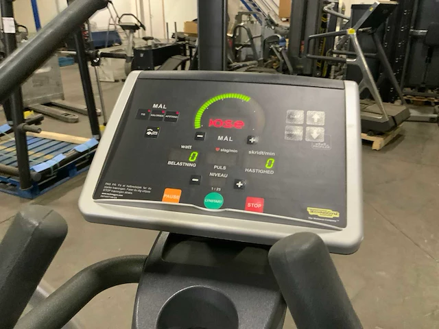 Technogym excite synchro 500 led crosstrainer - afbeelding 3 van  6