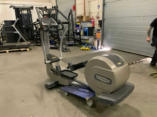 Technogym excite synchro 500 led crosstrainer - afbeelding 5 van  6
