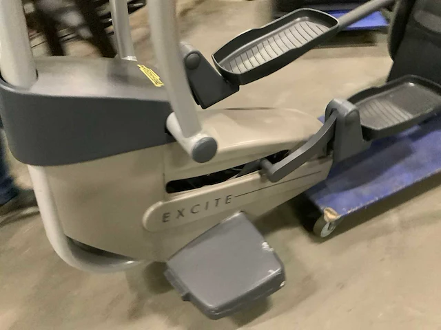 Technogym excite synchro 500 led crosstrainer - afbeelding 6 van  6