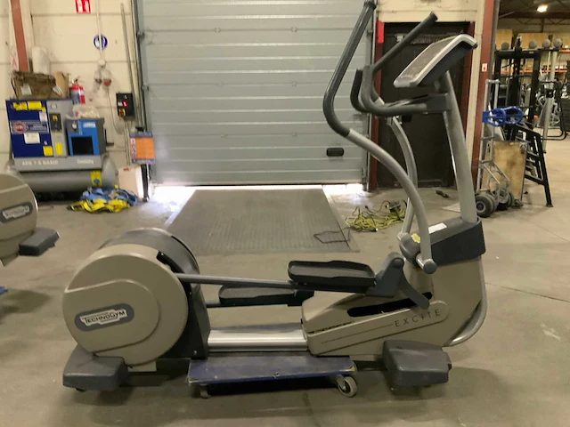 Technogym excite synchro 500 led crosstrainer - afbeelding 1 van  5