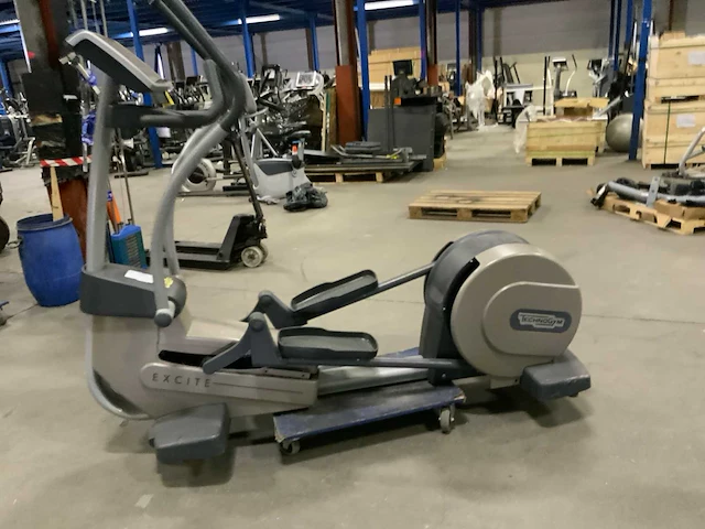 Technogym excite synchro 500 led crosstrainer - afbeelding 4 van  5
