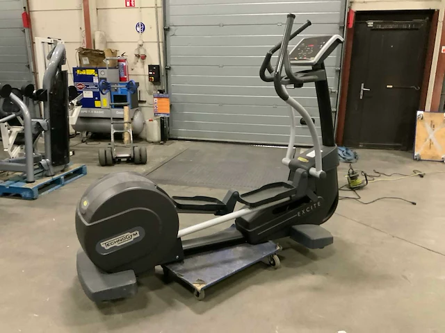 Technogym excite synchro 500 led crosstrainer - afbeelding 3 van  5