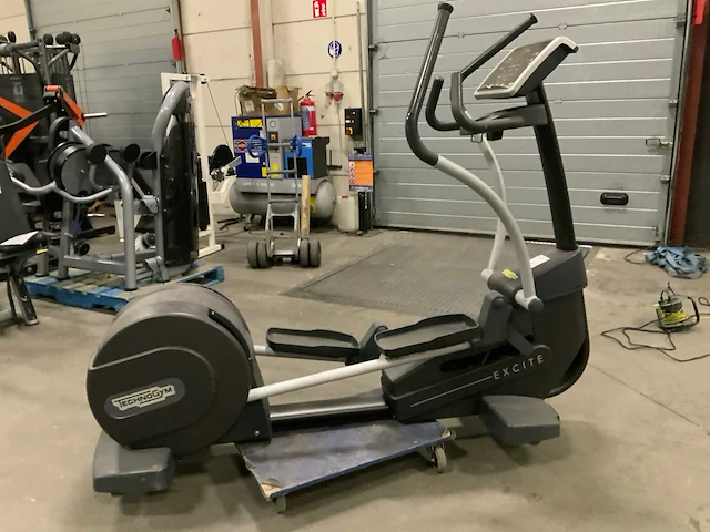 Technogym excite synchro 500 led crosstrainer - afbeelding 4 van  5
