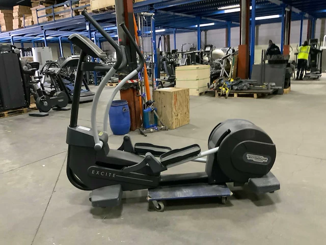 Technogym excite synchro 500 led crosstrainer - afbeelding 1 van  6