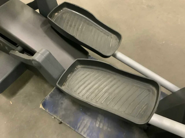 Technogym excite synchro 500 led crosstrainer - afbeelding 4 van  6