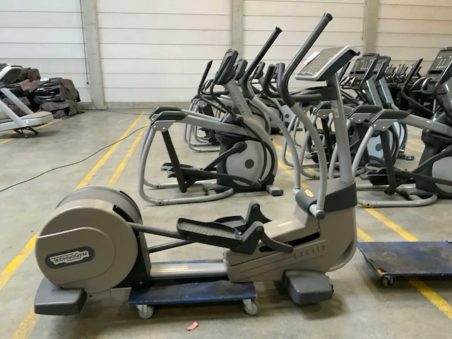 Technogym excite+ synchro 500 led crosstrainer - afbeelding 1 van  5