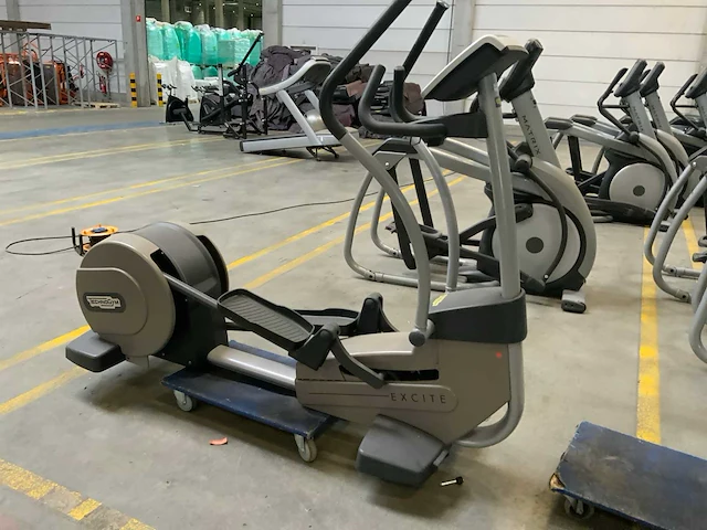 Technogym excite+ synchro 500 led crosstrainer - afbeelding 2 van  5