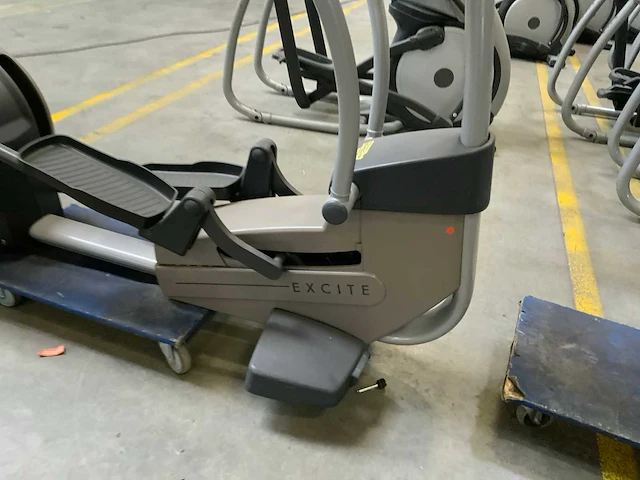 Technogym excite+ synchro 500 led crosstrainer - afbeelding 3 van  5