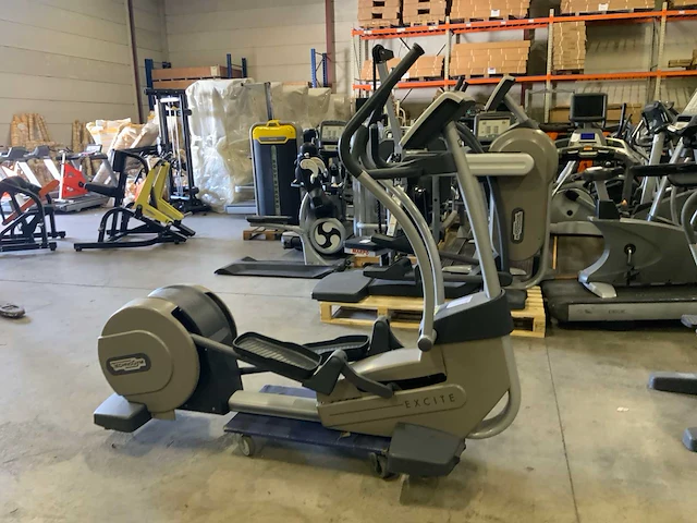 Technogym excite+ synchro 500 led crosstrainer - afbeelding 1 van  5