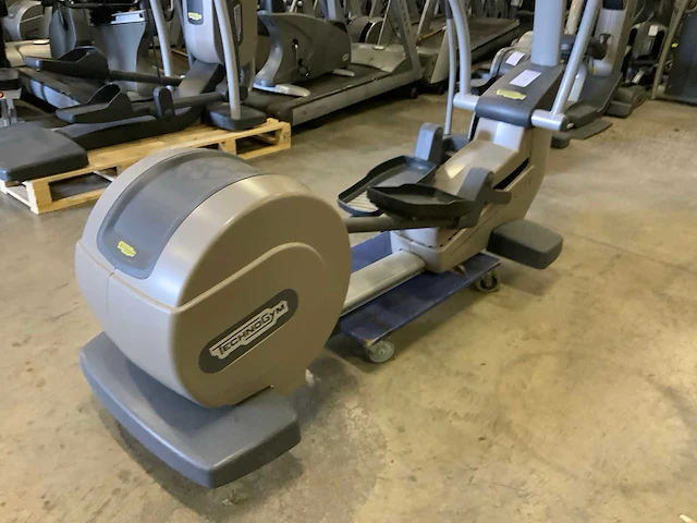 Technogym excite+ synchro 500 led crosstrainer - afbeelding 4 van  5
