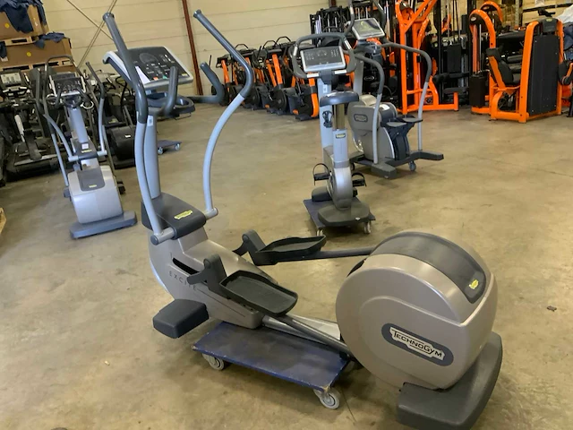 Technogym excite+ synchro 500 led crosstrainer - afbeelding 1 van  5