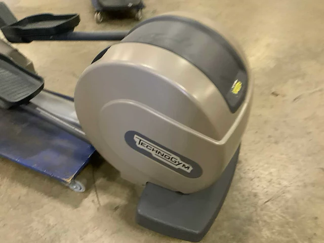 Technogym excite+ synchro 500 led crosstrainer - afbeelding 2 van  5