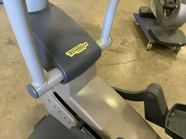Technogym excite+ synchro 500 led crosstrainer - afbeelding 3 van  5