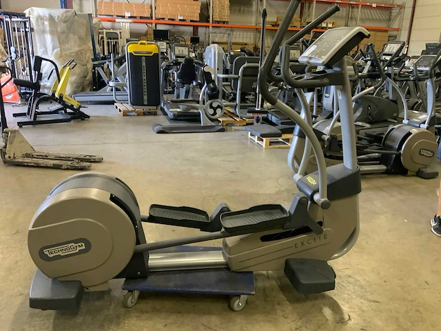 Technogym excite+ synchro 500 led crosstrainer - afbeelding 1 van  7