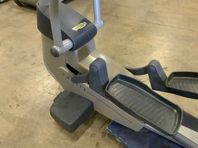 Technogym excite+ synchro 500 led crosstrainer - afbeelding 6 van  7