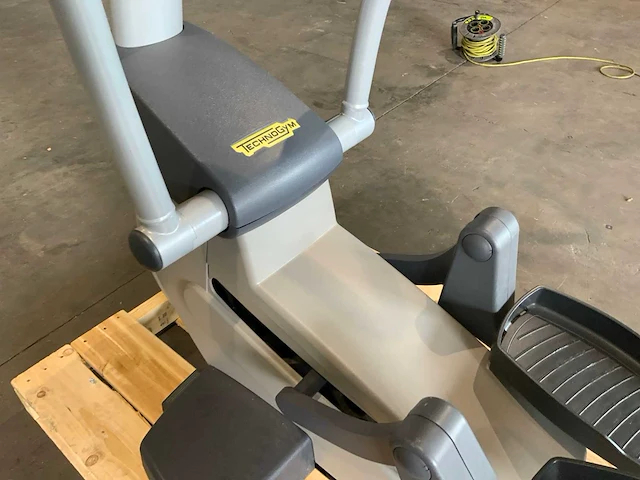 Technogym excite synchro 500 led crosstrainer - afbeelding 4 van  7