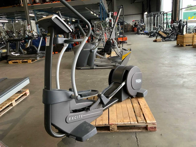Technogym excite+ synchro 500 led crosstrainer - afbeelding 1 van  6
