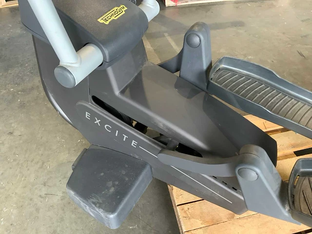 Technogym excite+ synchro 500 led crosstrainer - afbeelding 3 van  6