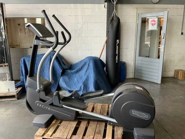 Technogym excite+ synchro 500 led crosstrainer - afbeelding 1 van  5