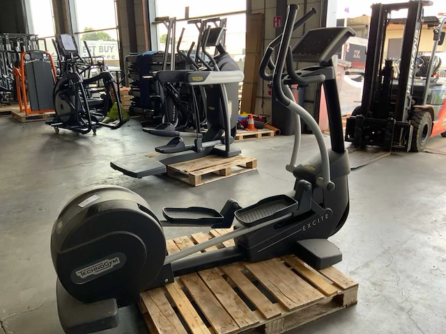 Technogym excite+ synchro 500 led crosstrainer - afbeelding 4 van  5