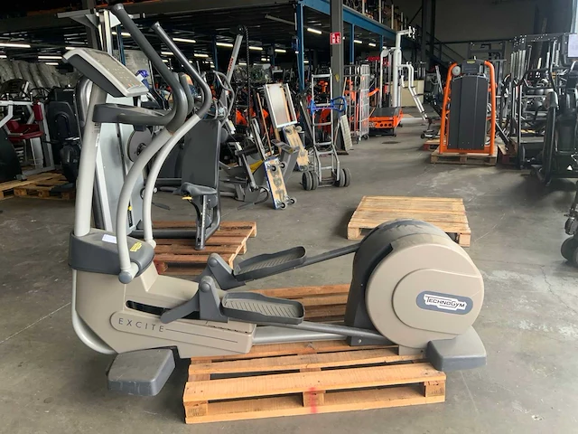 Technogym excite synchro 500 led crosstrainer - afbeelding 1 van  6