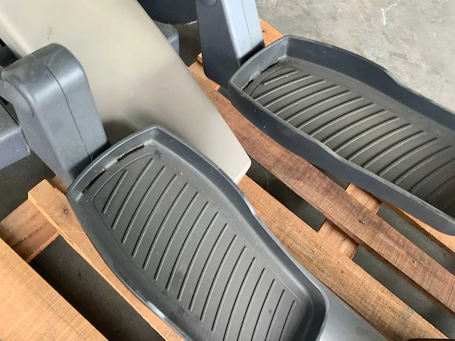 Technogym excite synchro 500 led crosstrainer - afbeelding 4 van  6