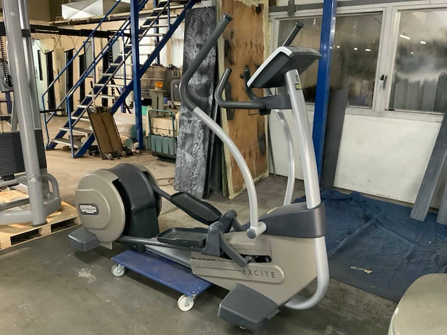 Technogym excite synchro 500 led crosstrainer - afbeelding 1 van  6