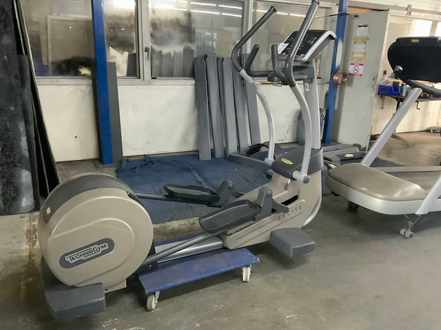 Technogym excite synchro 500 led crosstrainer - afbeelding 2 van  6