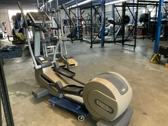 Technogym excite synchro 500 led crosstrainer - afbeelding 1 van  6