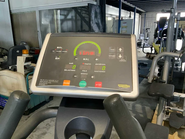 Technogym excite synchro 500 led crosstrainer - afbeelding 5 van  6