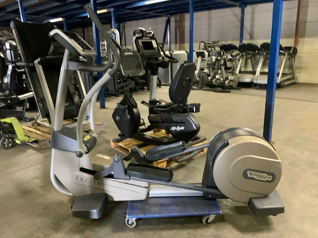 Technogym excite synchro 500 led crosstrainer - afbeelding 1 van  7