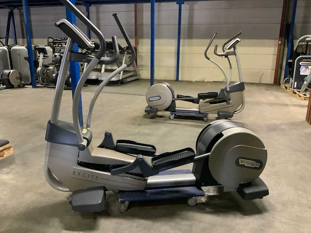 Technogym excite synchro 500 led crosstrainer - afbeelding 1 van  7