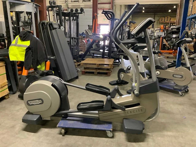 Technogym excite synchro 500 led crosstrainer - afbeelding 5 van  7