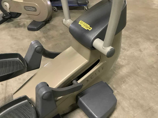 Technogym excite synchro 500 led crosstrainer - afbeelding 6 van  7
