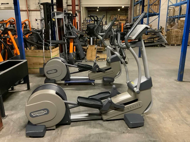 Technogym excite synchro 500 led crosstrainer - afbeelding 1 van  5