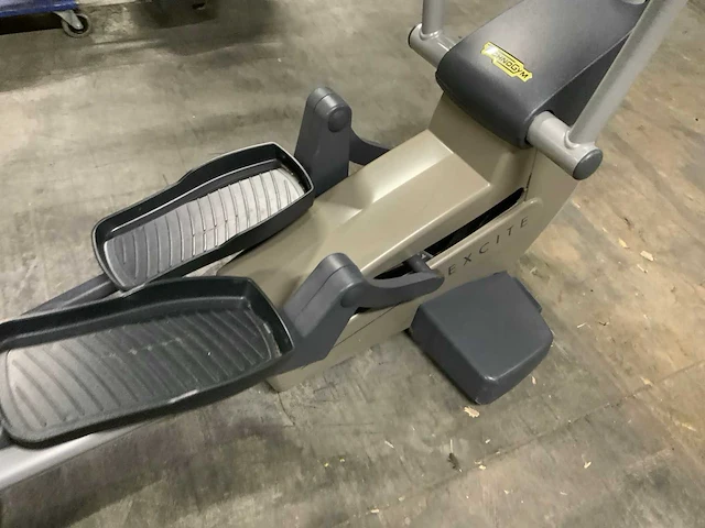 Technogym excite synchro 500 led crosstrainer - afbeelding 2 van  5